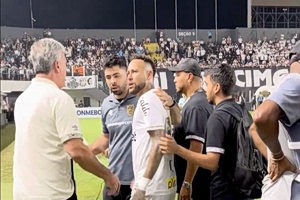 Νεϊμάρ σε έντονη λογομαχία με οπαδό μετά την ισοπαλία της Σάντος (video)